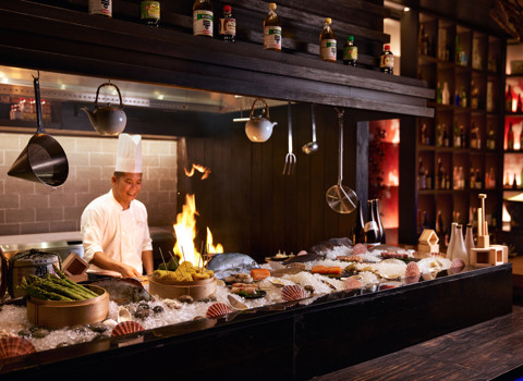 8 Restaurants, 5 Bars